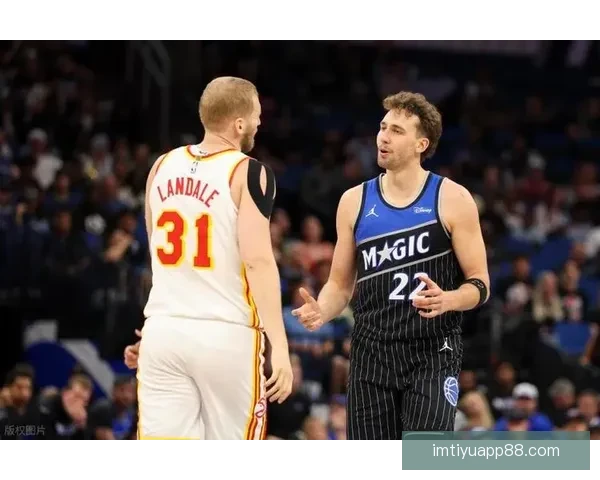 比塔泽恶犯遭驱逐 丹尼尔斯为队友出头吃T 引发场上冲突